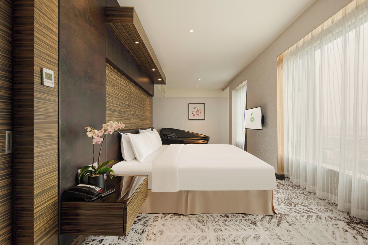 Suite, 1 kingsize-seng (with Dining Area) | Minibar, safe på rommet, skrivebord og lydisolert