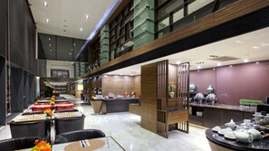 2 restaurantes; se sirven desayunos