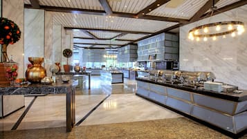 2 restaurants, breakfast served