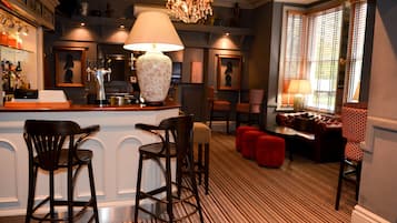 4 bares/lounges