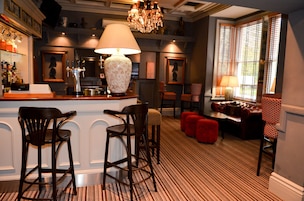 4 bars/lounges
