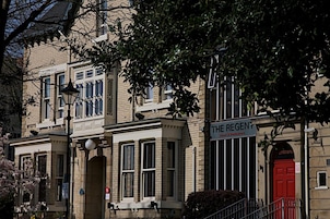 Un edificio con un cartel que dice "THE REGENT Hotel & Restaurant".