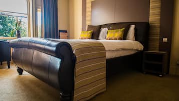 Habitación ejecutiva con 1 cama doble o 2 individuales | Ropa de cama de alta calidad y colchones con acolchado adicional