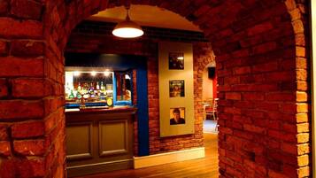 4 bars/lounges
