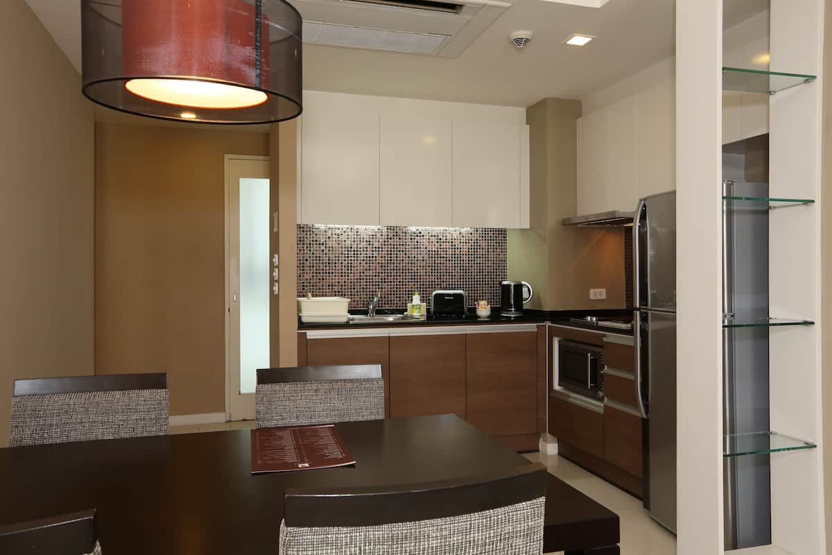 fridge, coffee/tea maker