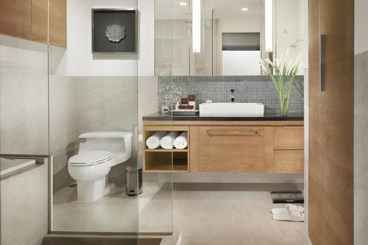 Baño | Ducha y bañera combinadas y artículos de higiene personal gratuitos