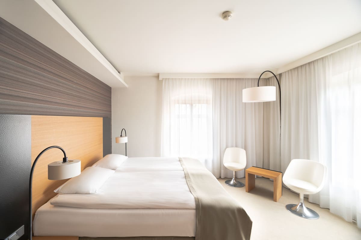 Deluxe Double Room | 1 bedroom, hypo-allergenic bedding, desk, iron/ironing board