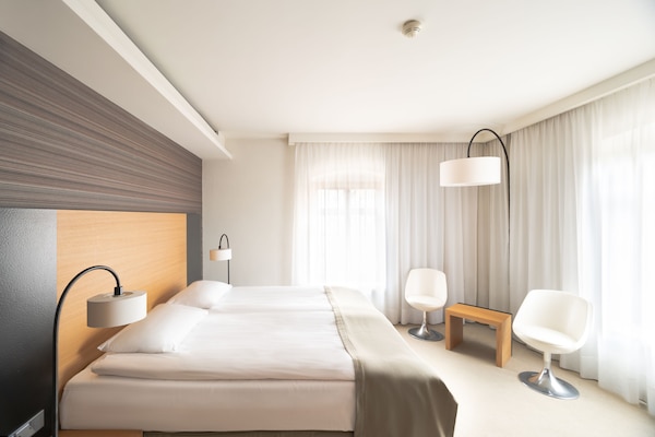 Ropa de cama hipoalergénica, escritorio y tabla de planchar con plancha