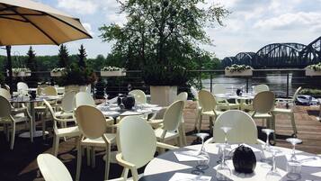 Serveert ontbijt, lunch en diner