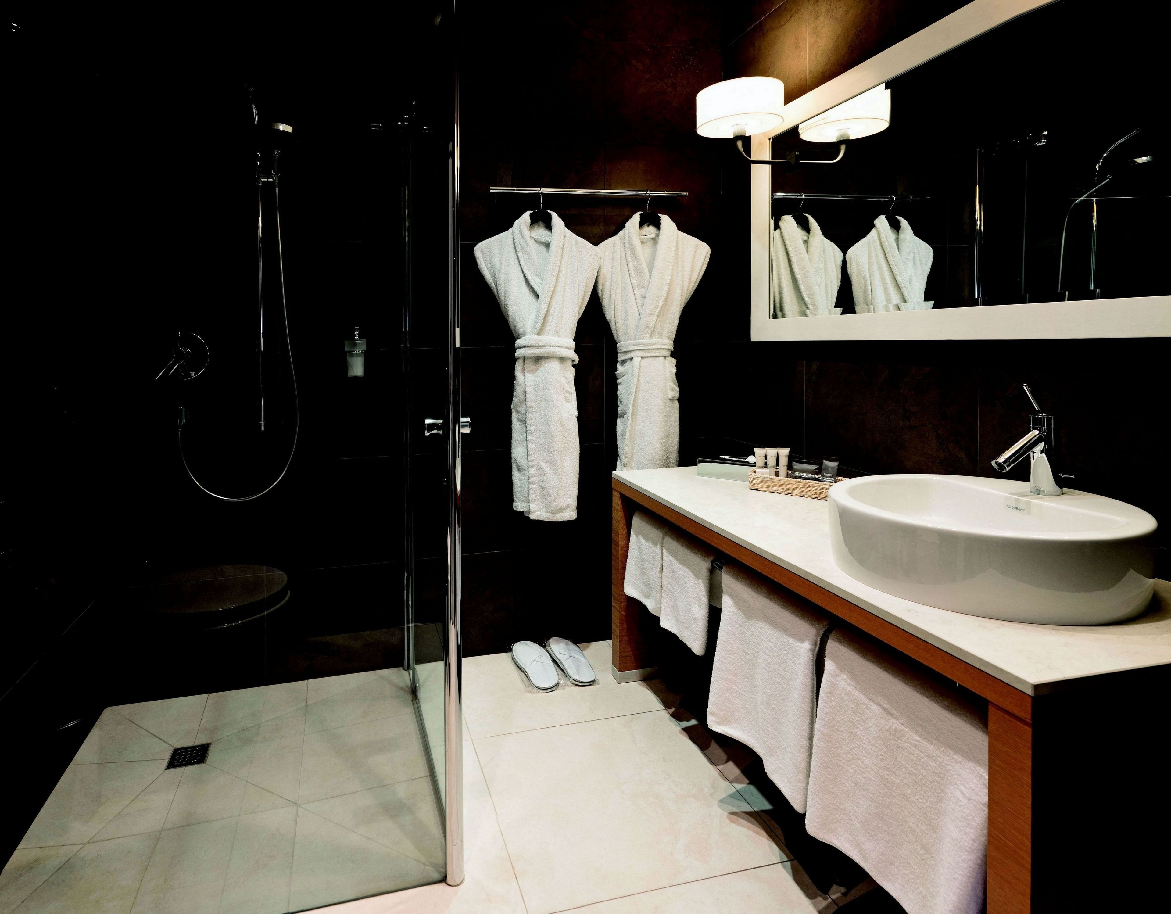 deluxe double room | 1 bedroom, hypo-allergenic bedding, desk, iron/ironing board