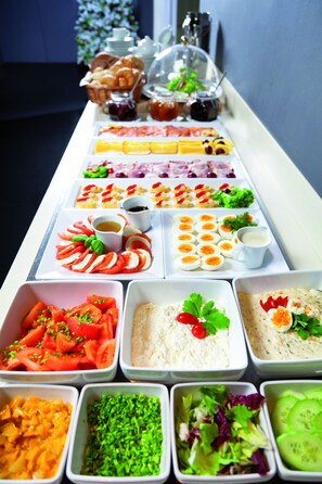 Free daily buffet breakfast 