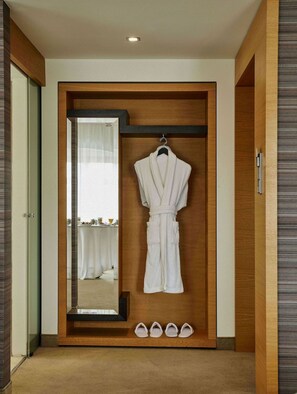 Deluxe Double Room | Hypo-allergenic bedding, desk, iron/ironing board