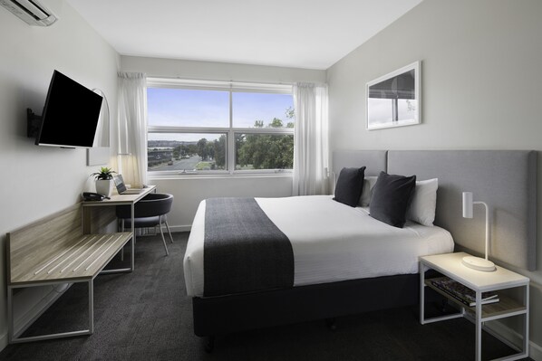 خزنة داخل الغرفة ومكتب ومكواة/لوح كي وواي فاي مجانًا