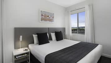 شقة - ٣ غرف نوم | 1 غرفة نوم وخزنة داخل الغرفة ومكتب ومكواة/لوح كي