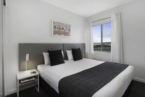 خزنة داخل الغرفة ومكتب ومكواة/لوح كي وواي فاي مجانًا