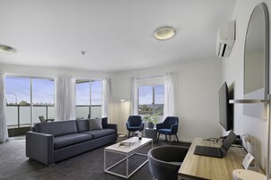 Appartement, 3 chambres | Coin séjour | Télévision LCD, lecteur de DVD