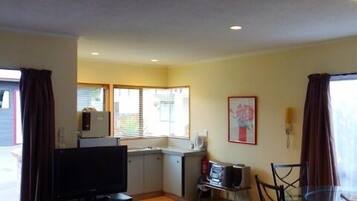 Fridge, oven, stovetop, coffee/tea maker