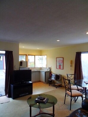 Fridge, oven, stovetop, coffee/tea maker