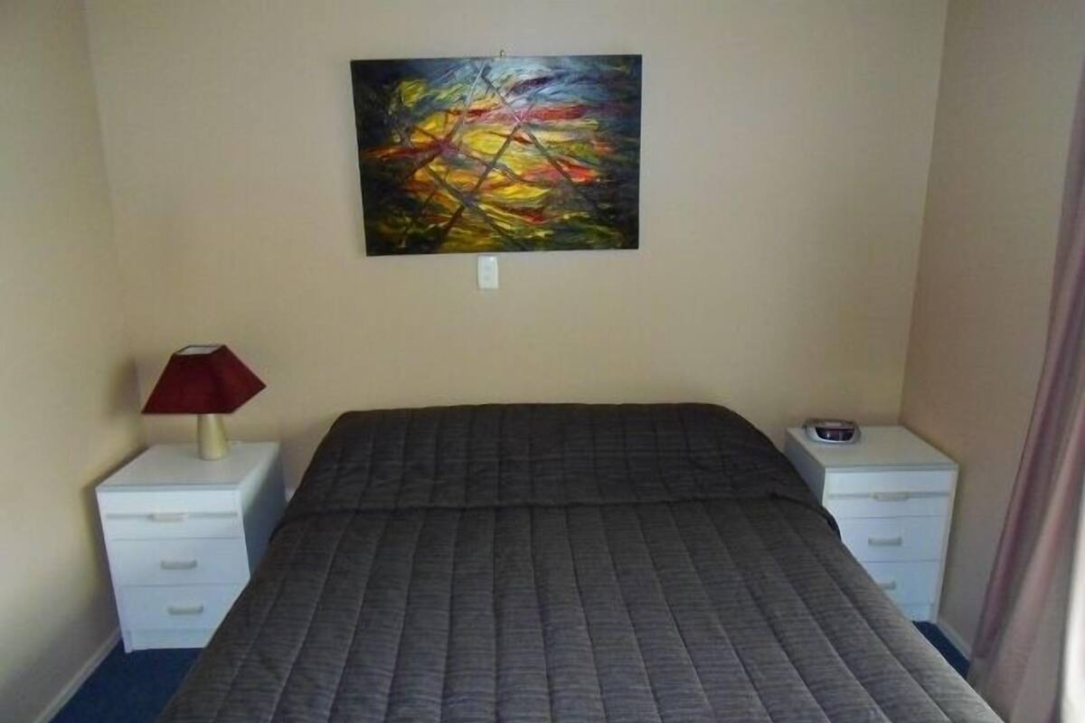 Hypo-allergenic bedding available, in-room safe, soundproofing