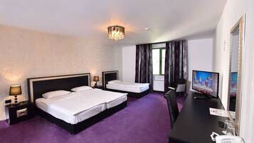 Frigobar, cofres nos quartos, escrivaninha, quartos à prova de som