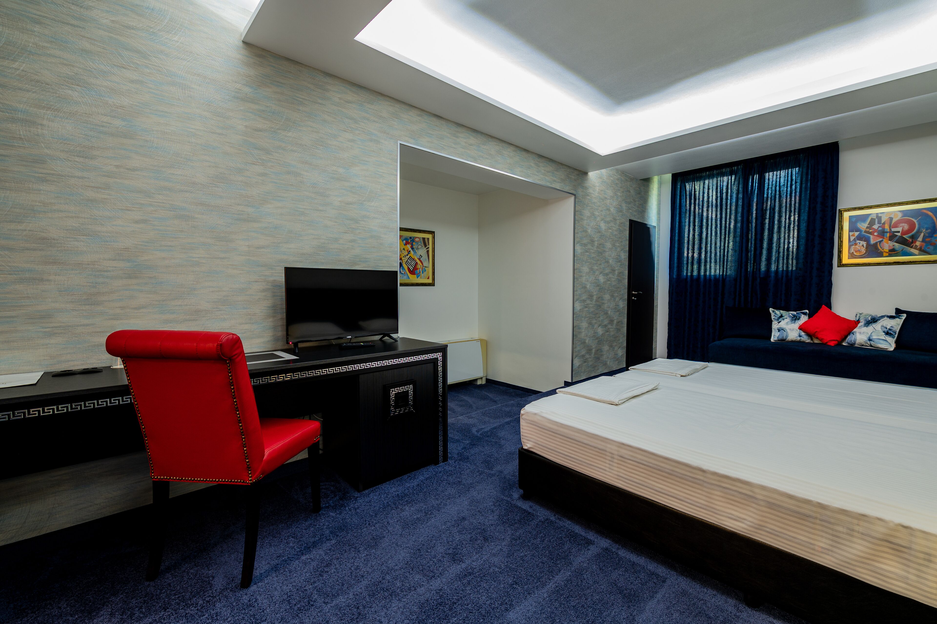deluxe double room | minibar, in-room safe, desk, soundproofing
