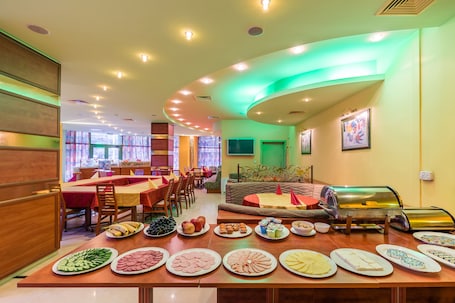 Alimentos y bebidas. Hotel Elegance
