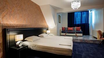 Quarto casal luxo | Frigobar, cofres nos quartos, escrivaninha, quartos à prova de som