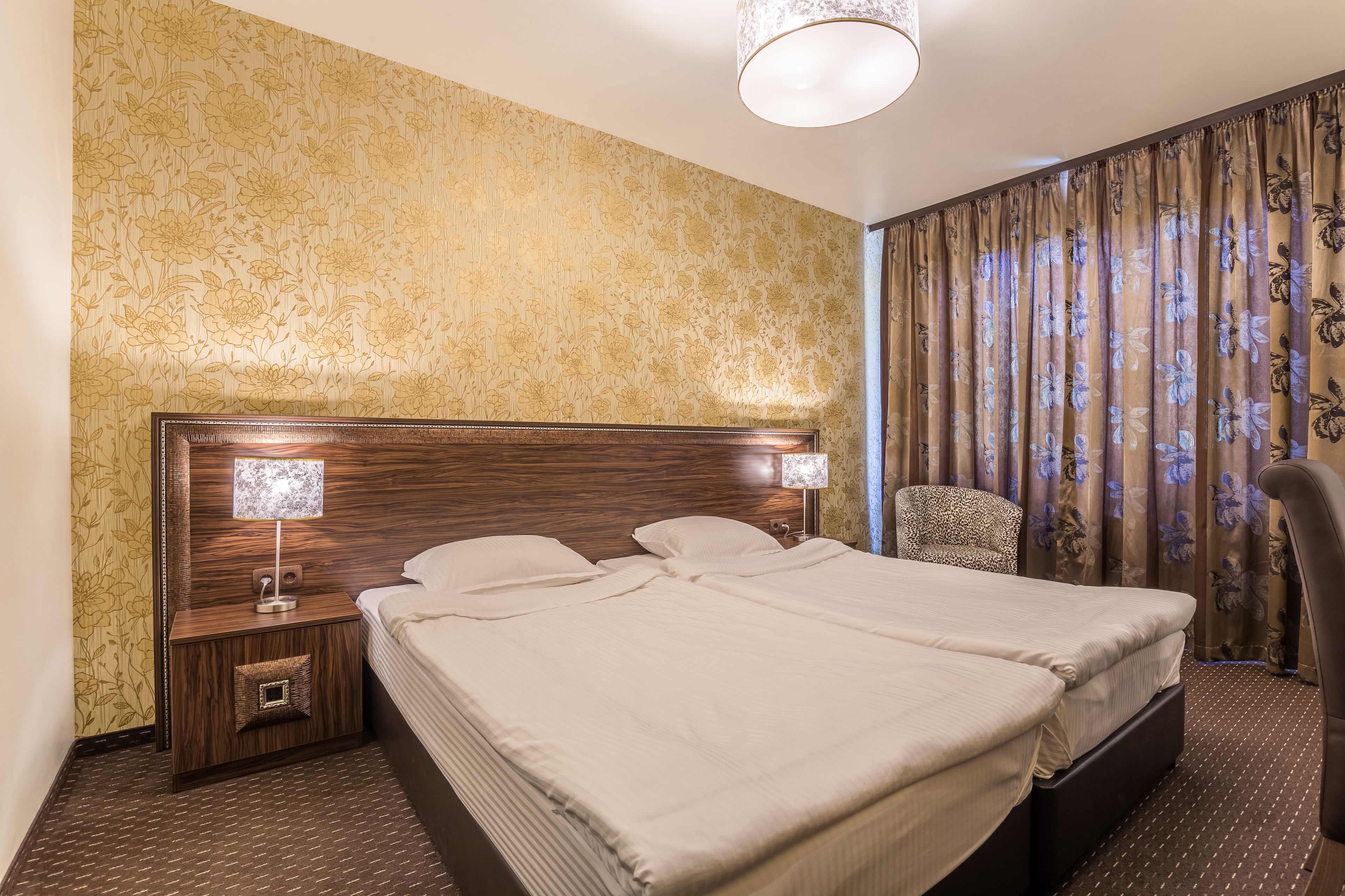 double room | minibar, in-room safe, desk, soundproofing