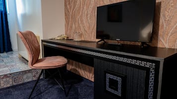 Kahden hengen deluxe-huone | Oleskelualue | LED-televisio