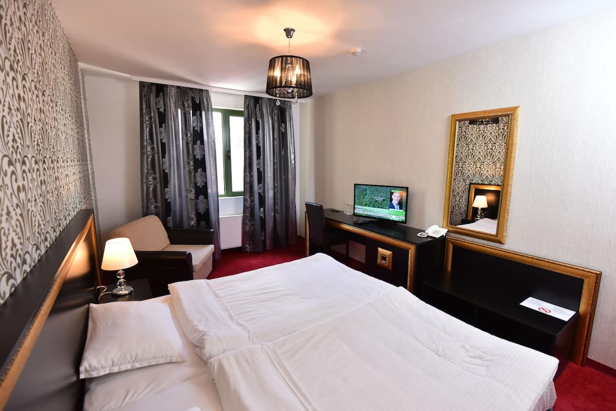 double room | minibar, in-room safe, desk, soundproofing