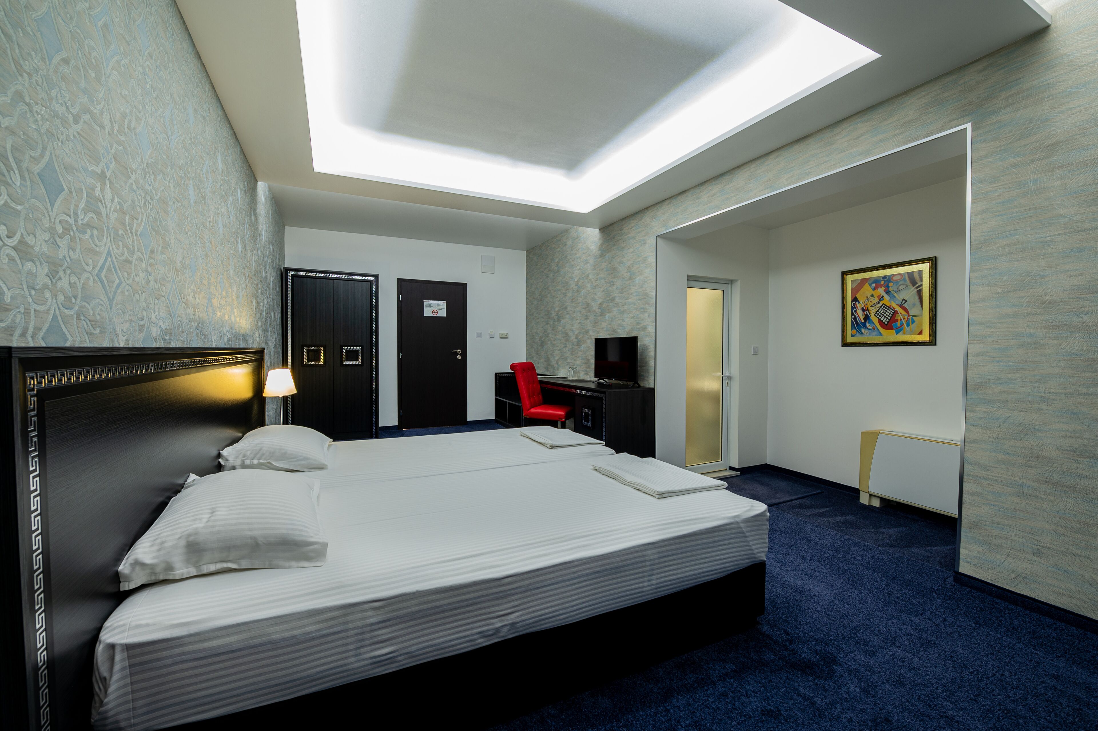 deluxe double room | minibar, in-room safe, desk, soundproofing