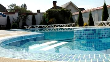 Seasonal outdoor pool, free pool cabanas, pool loungers