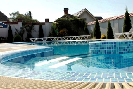 Una piscina al aire libre de temporada, camas de piscina gratis