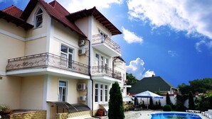 A two-story house with a swimming pool, a covered barbecue area, and a well-maintained garden. - Edem Hotel (Chisinau)