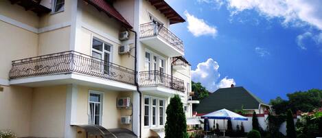 Una piscina al aire libre de temporada, camas de piscina gratis