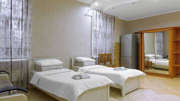 Chambre Standard avec lits jumeaux | Matelas Select Comfort, bureau, rideaux occultants
