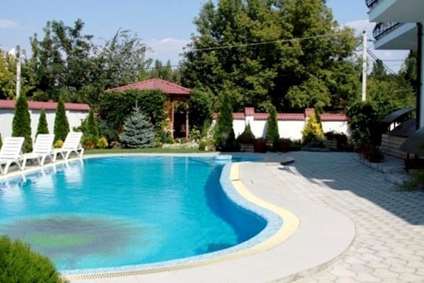 Seasonal outdoor pool, free pool cabanas, pool loungers