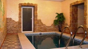 Indoor spa tub