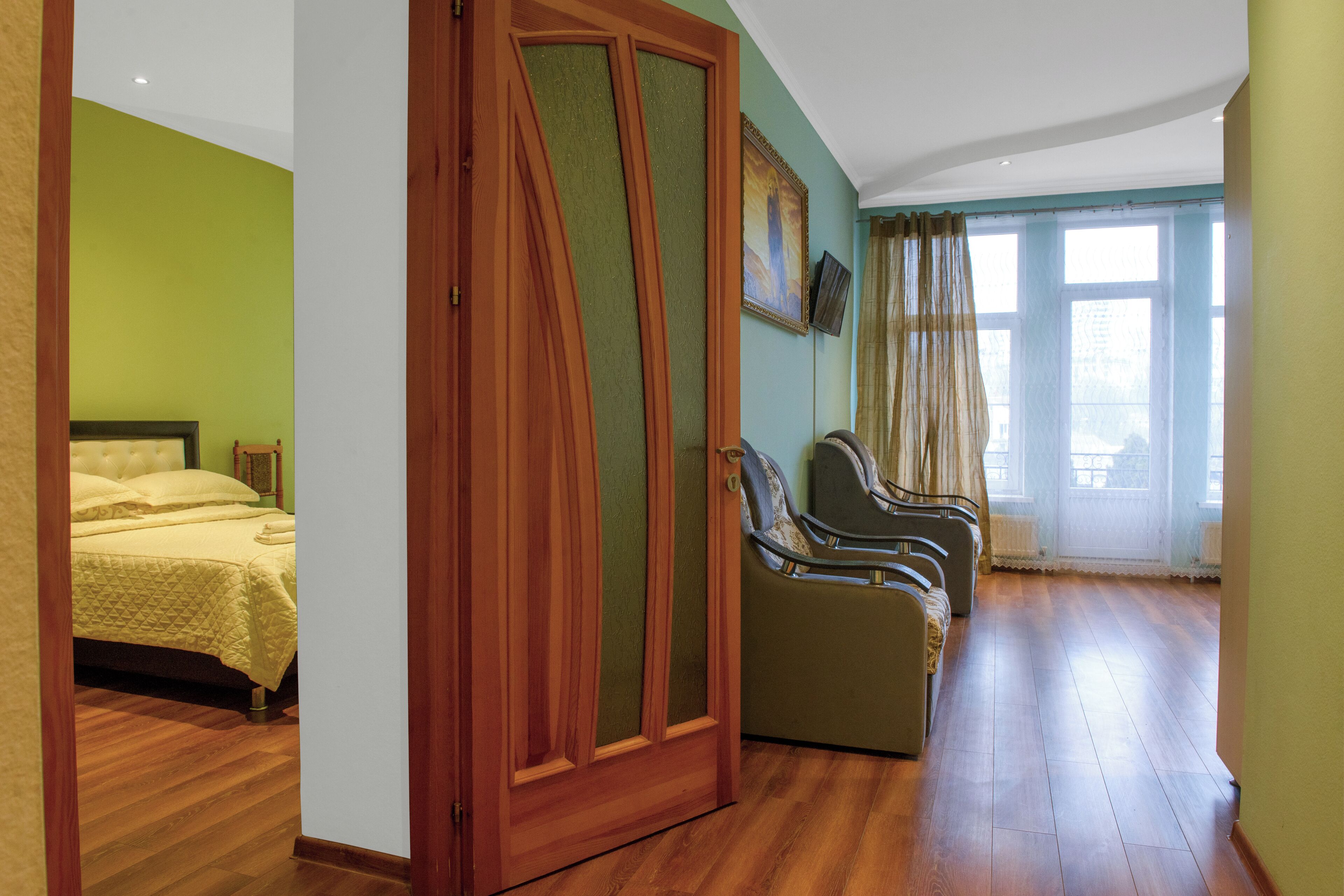 أسرّة سليكت كومفورت وطراز فريد لكل وحدة ومكتب وستائر تعتيم