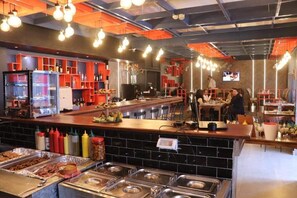 3 restaurantes; se sirve desayuno, almuerzo y cena; cocina local