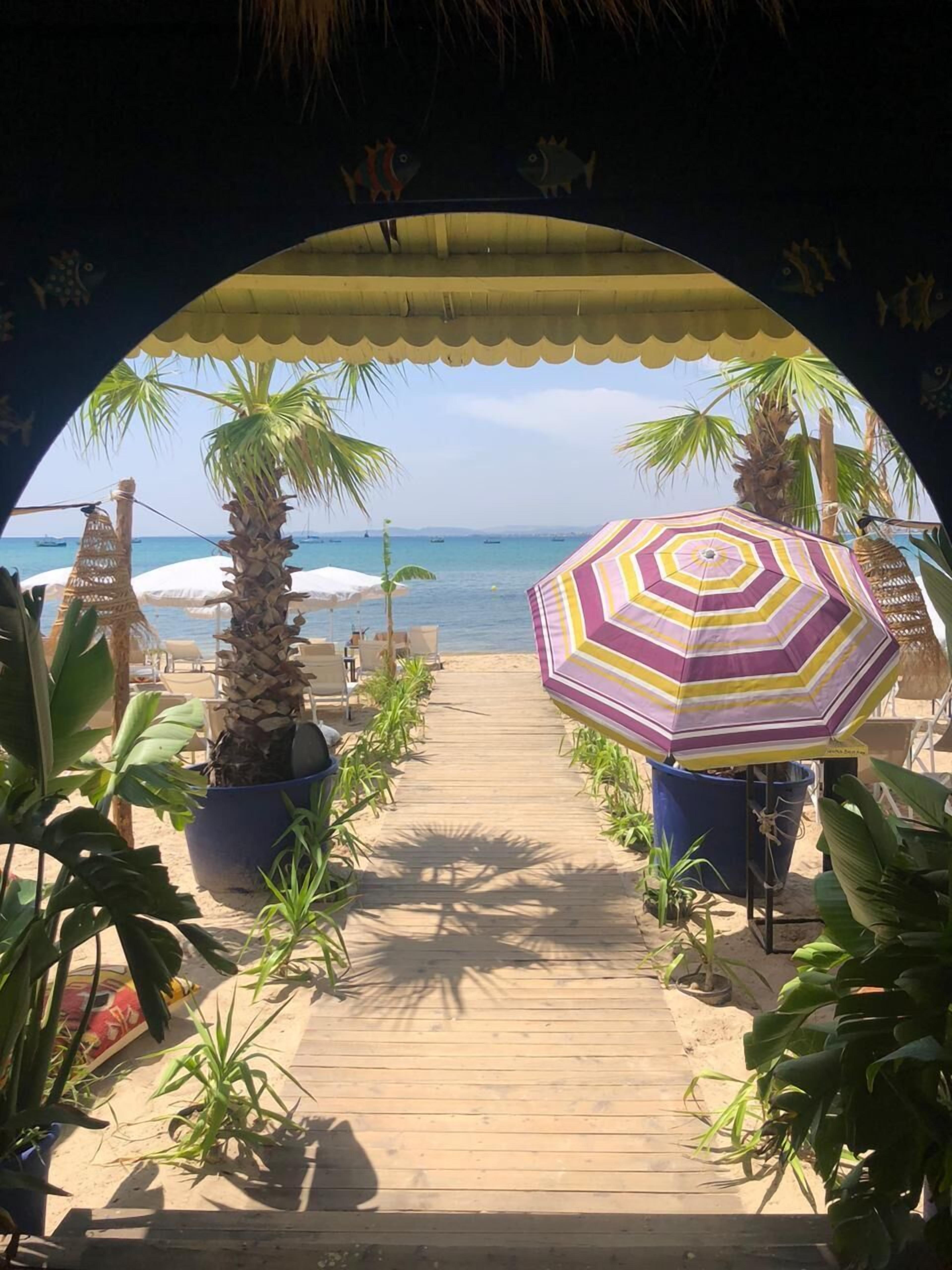 Plage privée à proximité, chaises longues, parasols, ski nautique