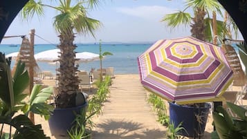 Plage privée à proximité, chaises longues, parasols, ski nautique
