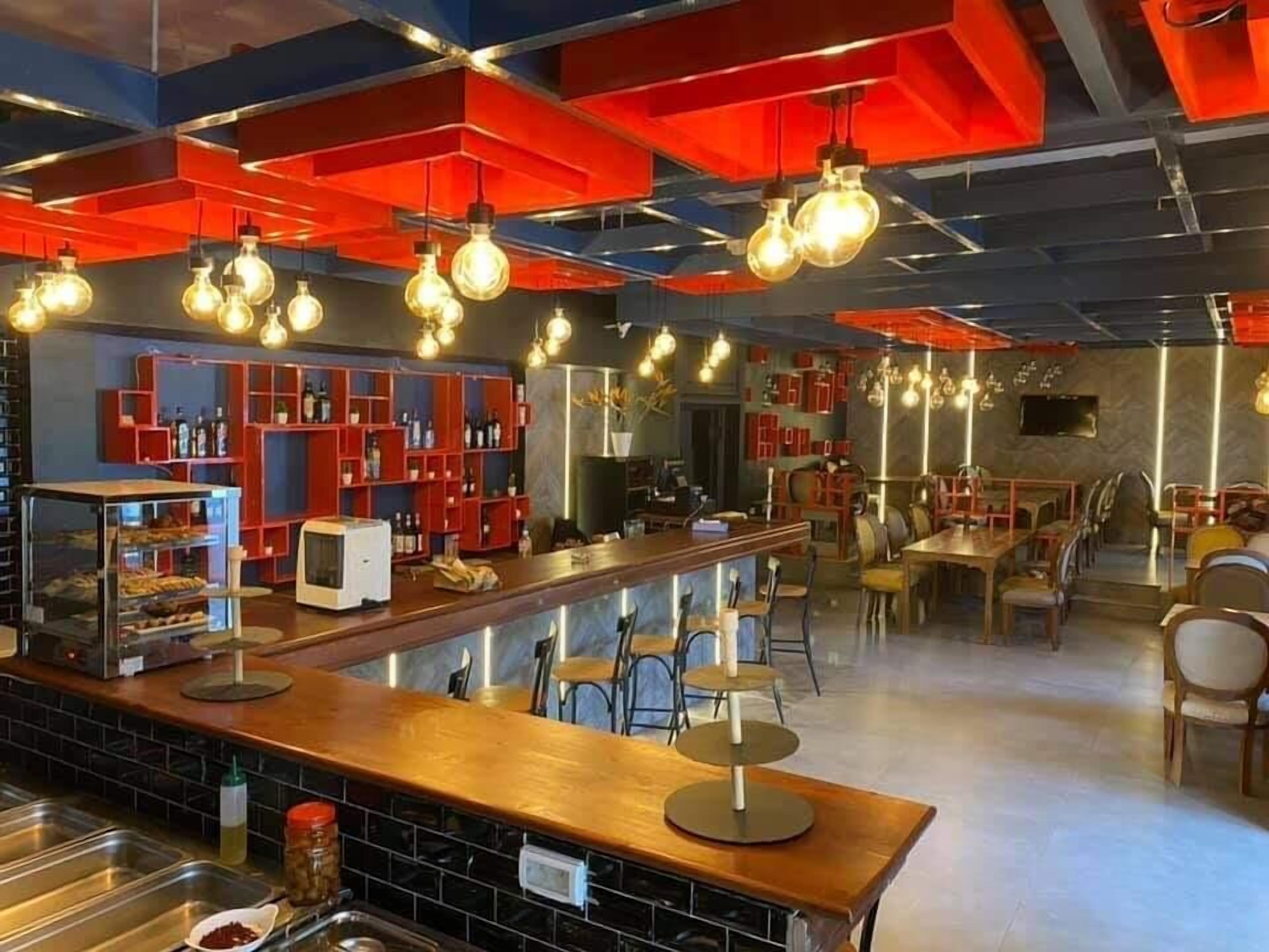 3 restaurants servant le petit déjeuner, spécialités Cuisine locale