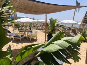 Plage privée à proximité, chaises longues, parasols, ski nautique