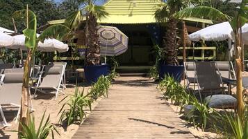 Privatstrand in der Nähe, Liegestühle, Sonnenschirme, Wasserski