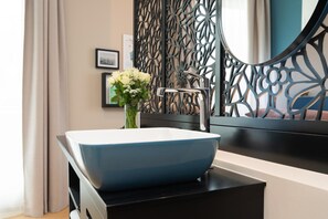 Shower, free toiletries, hair dryer, towels - Hotel Stanserhof (Stans)