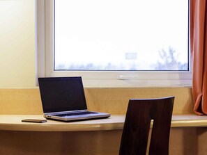 Blackout drapes, soundproofing, free WiFi, bed sheets - ibis Aguascalientes Norte (Aguascalientes)