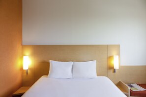 غرفة مزدوجة عادية - سريران مزدوجان | ستائر تعتيم وتجهيزات عازلة للصوت وواي فاي مجانًا وملاءات أسرّة