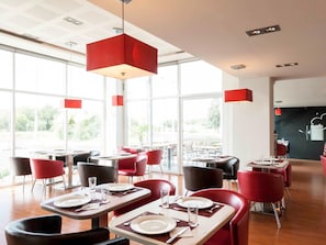 Lunch och middag serveras, med uteservering