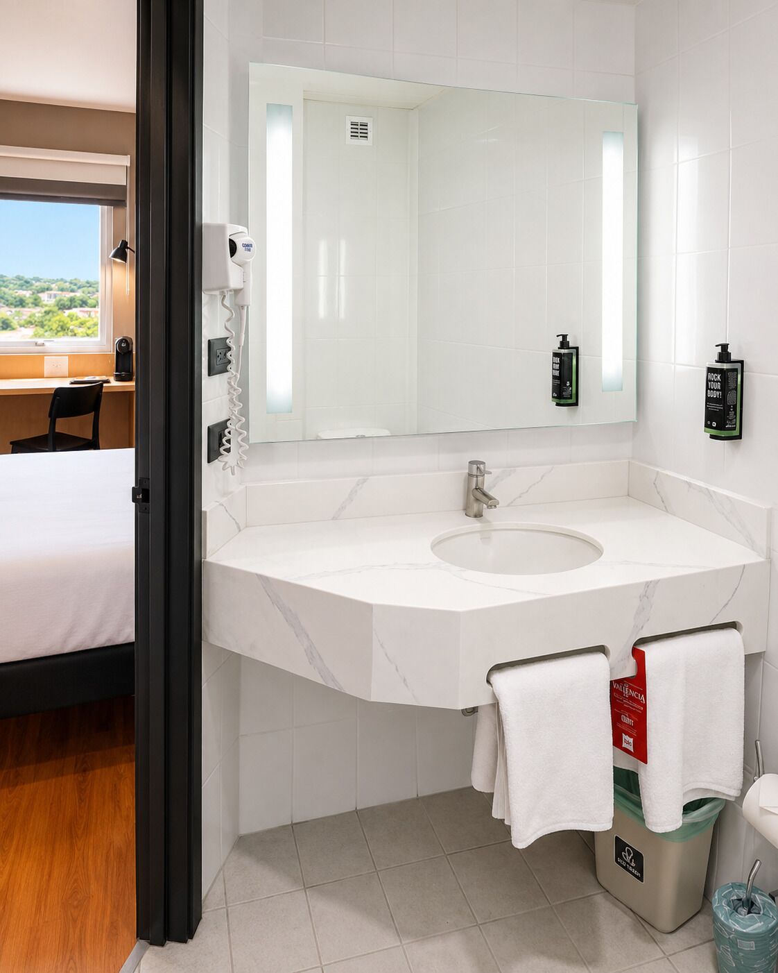 Standaard tweepersoonskamer, 1 tweepersoonsbed | Badkamer | Een douche,  milieuvriendelijk toiletgerief, een haardroger, handdoeken